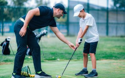 Les enfants apprennent à jouer au golf